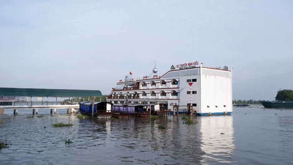 Scenic view of the Ninh Kiều Cruise boat docked along the river in Cần Thơ, Vietnam.